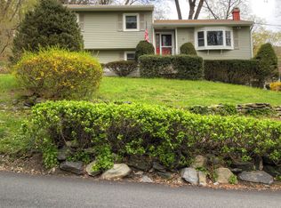 18 Enloe St, Lake Peekskill, NY 10537