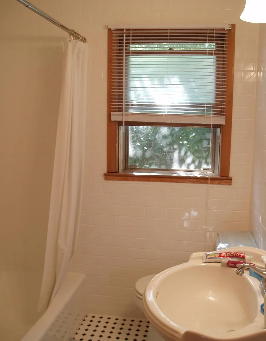 406 E Henry Clay Street — Photo 3