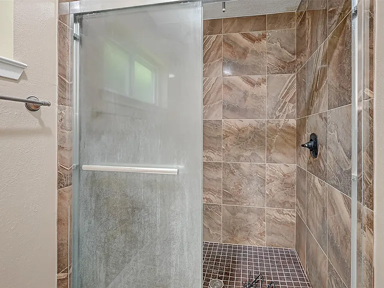 2302 Brook View Ln — Photo 34