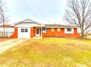 923 SW 3rd St, Moore, OK 73160