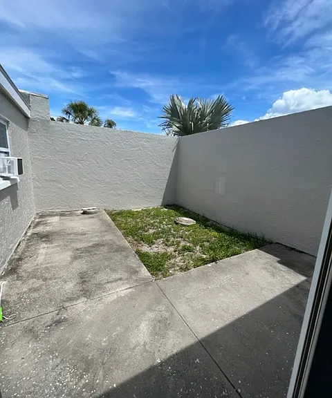 925 Marshall St — Photo 3