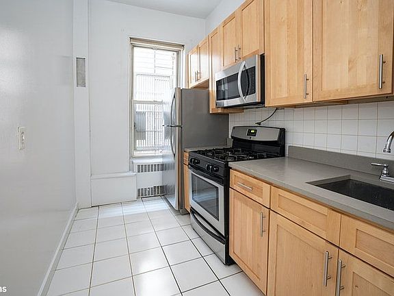 3rd image of 854 10th Ave APT 2