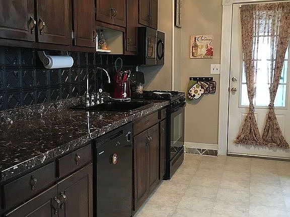 Black/ stainless appliances 