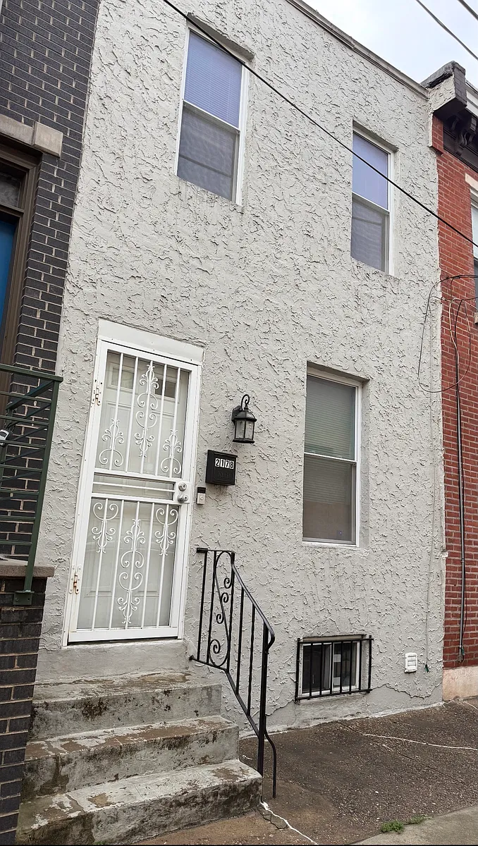 Building Photo - 2178 E Oakdale St