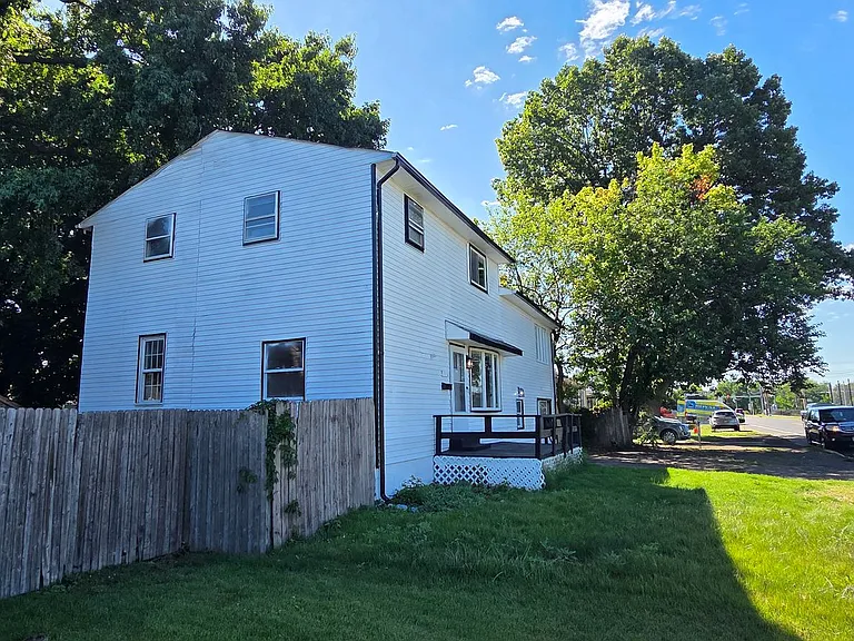 1019 Green Ln — Photo 3