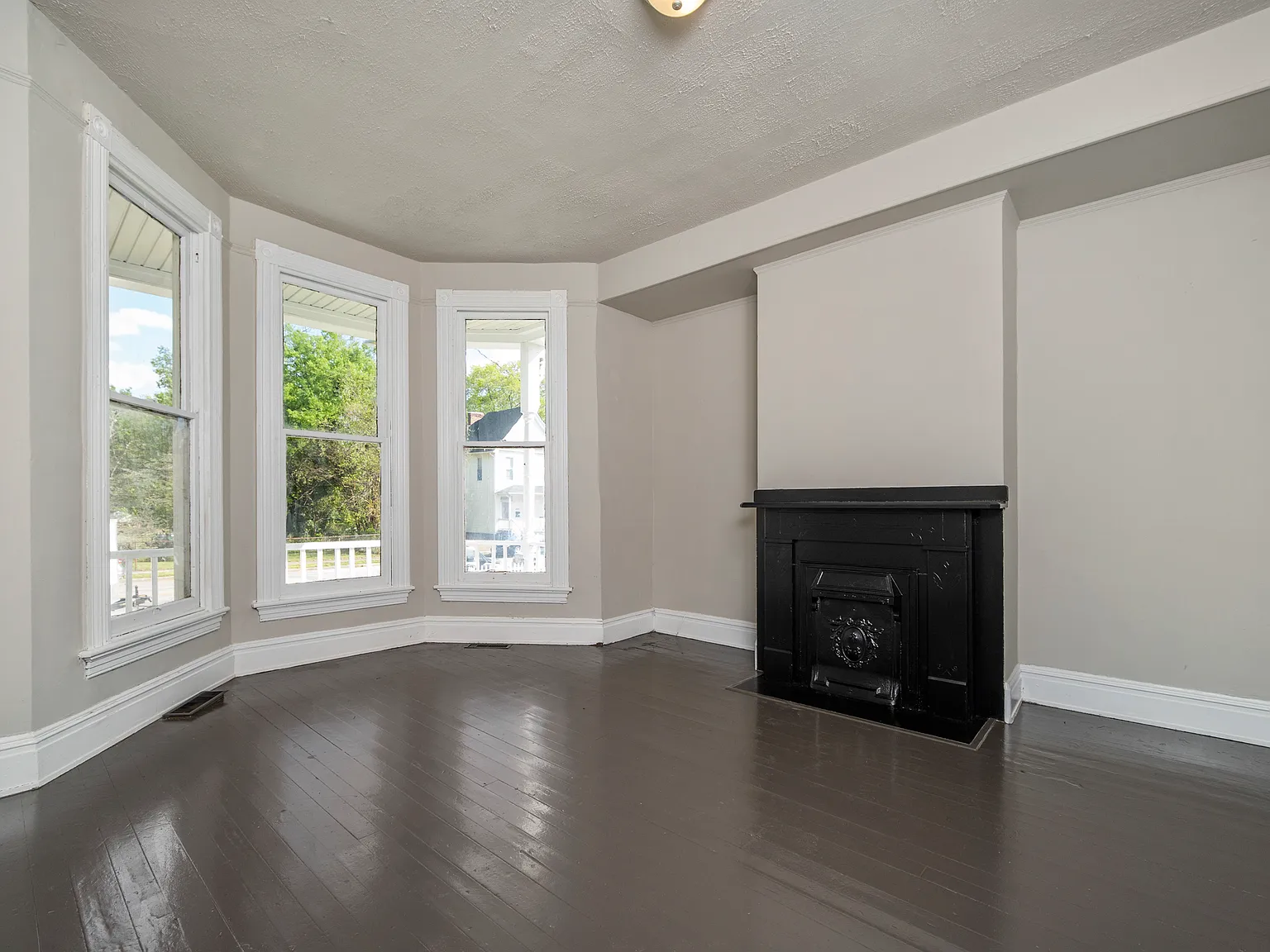 4 bed, 1988 sqft, $2,364 — Photo 3