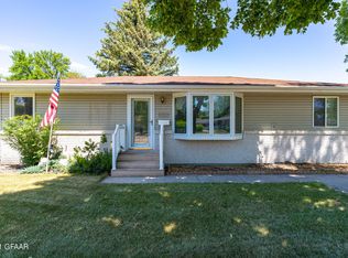 1005 Greenwood Dr SE, East Grand Forks, MN 56721