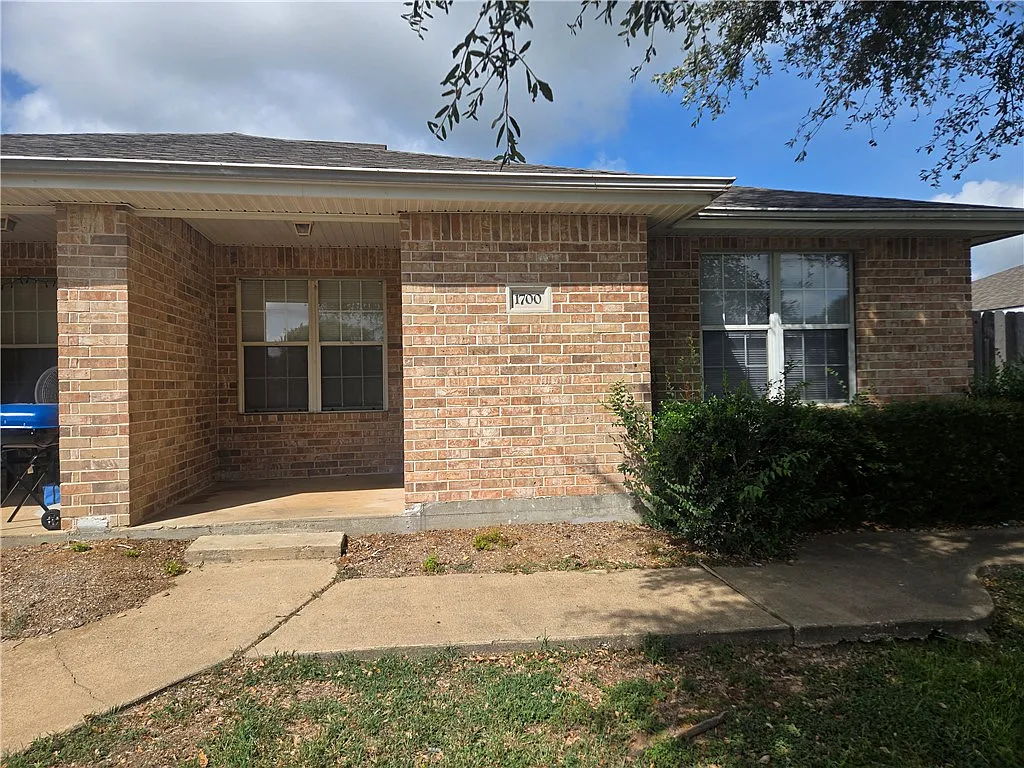 3 bed, 1324 sqft, $1,400 — Photo 1