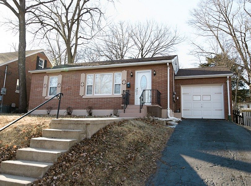 1st image of 121 Bolton Dr