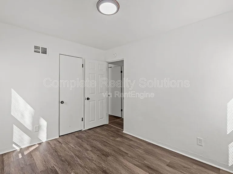 9823 Winkler Dr — Photo 26