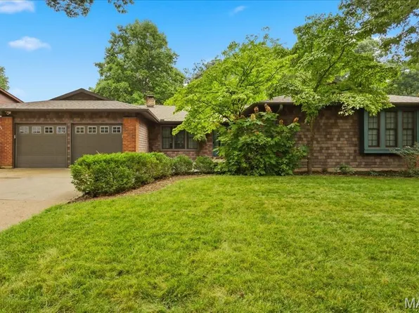 934 La Bonne Pkwy, Ballwin, MO 63021
