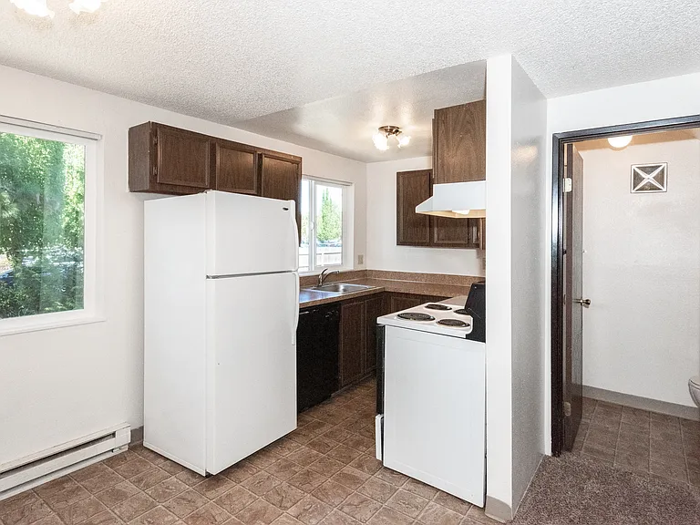 Hallmark Apartments — Photo 7