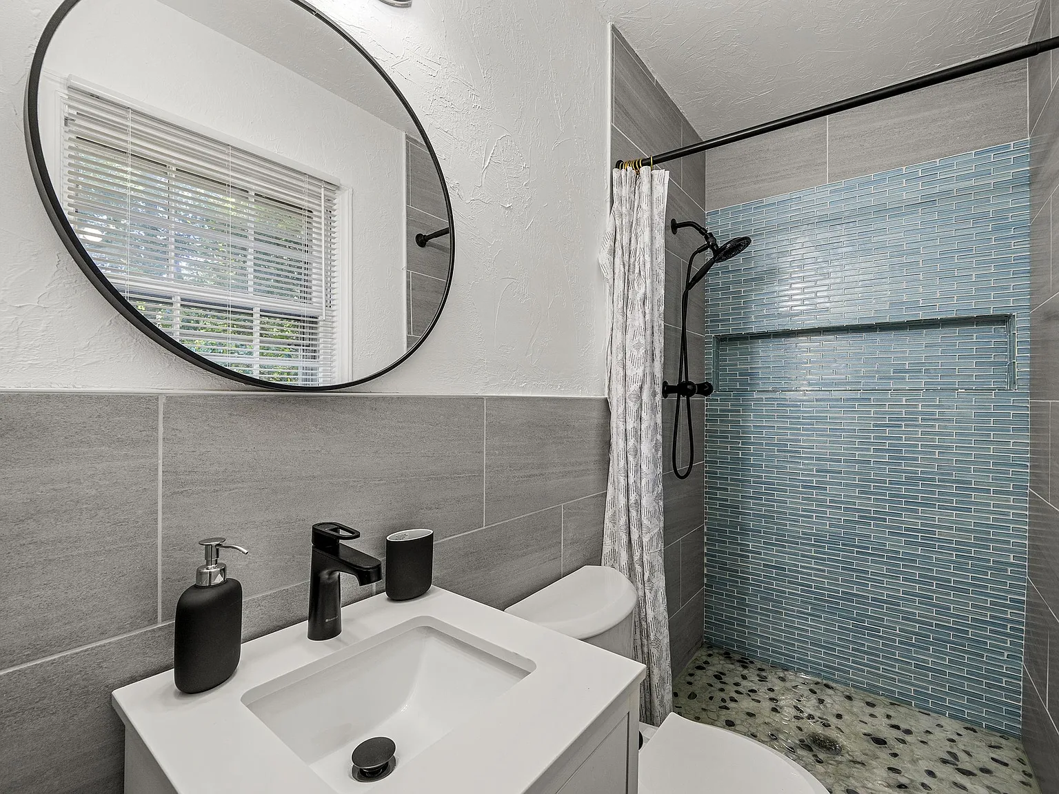 4 bed, 3.0 bath, $910 — Photo 4