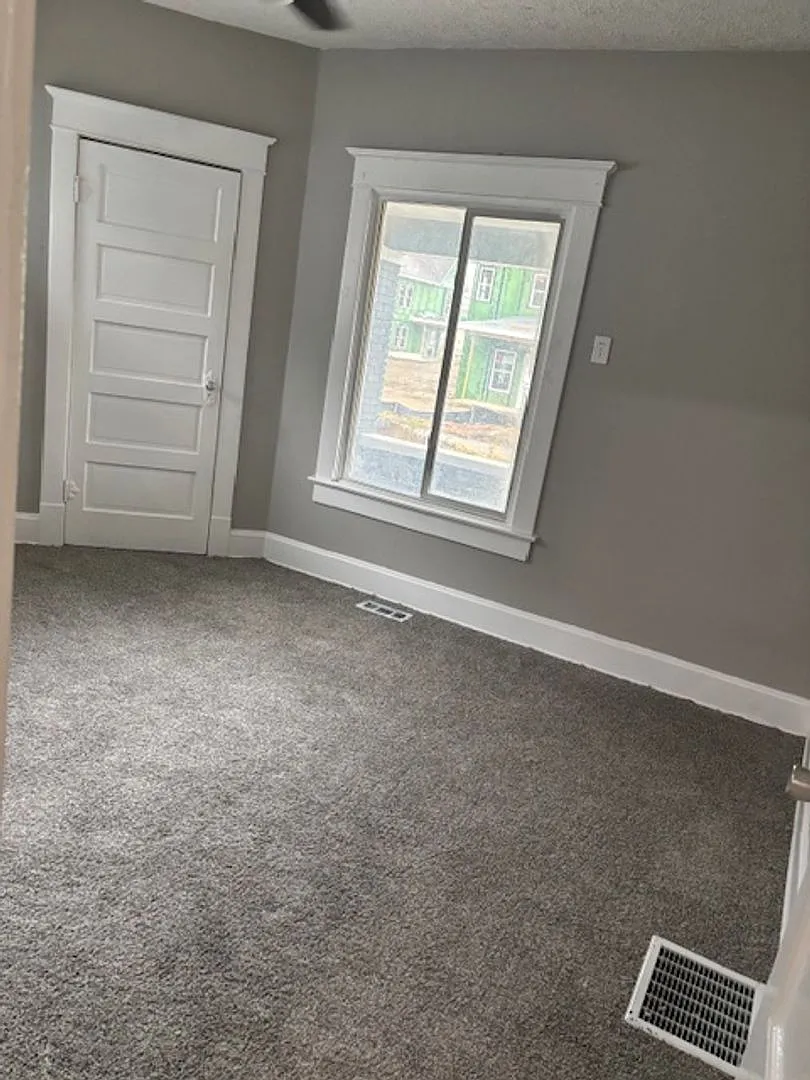 4 bedroom House On Lasalle St! — Photo 4