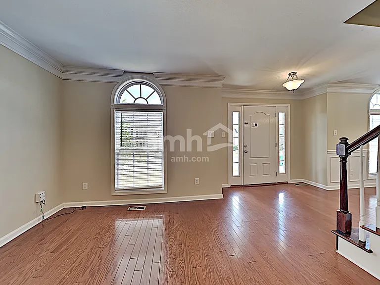 6013 Gallant Ln — Photo 5