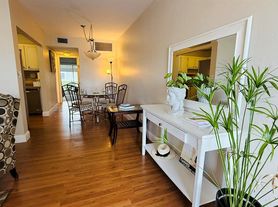 2102 Lake Osborne Dr
