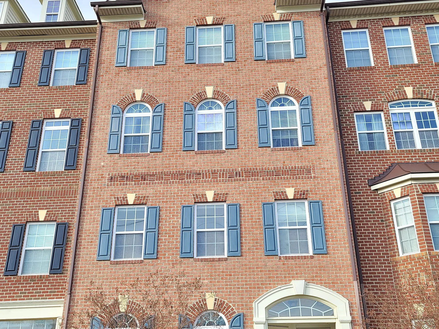 3 bed, 2.5 bath, 1868 sqft, $2,600 — Photo 1