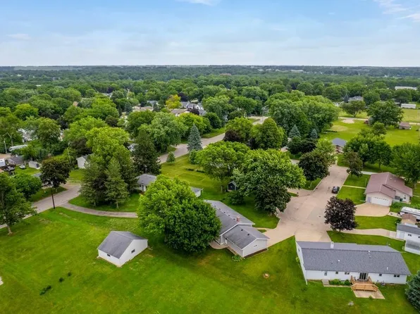 2 Riden Cir, Charles City, IA 50616