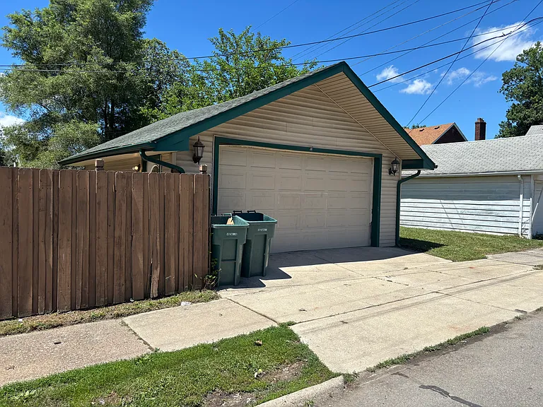 1354 Buckingham Ave — Photo 2