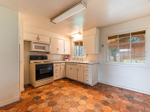 5th image of 630 Gilbert St