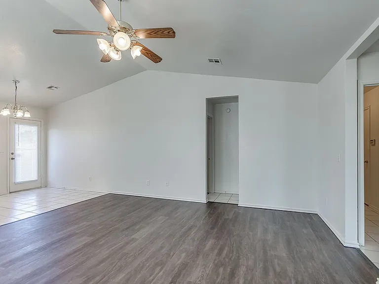 1640 High Cir — Photo 5