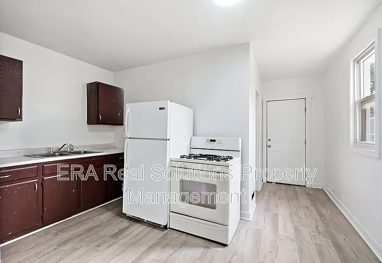 150 S Cypress Ave — Photo 18