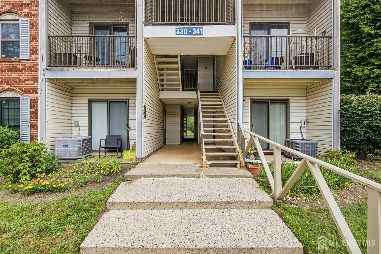 3 bed, 1.0 bath, $2,700 — Photo 3