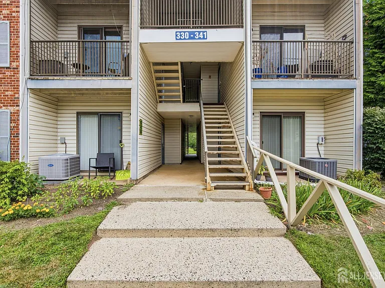 334 Lancaster Ct — Photo 3