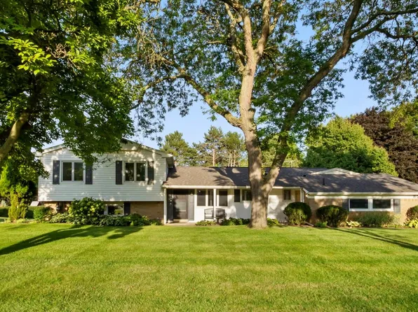 821 Castlebar Dr, Rochester Hills, MI 48309