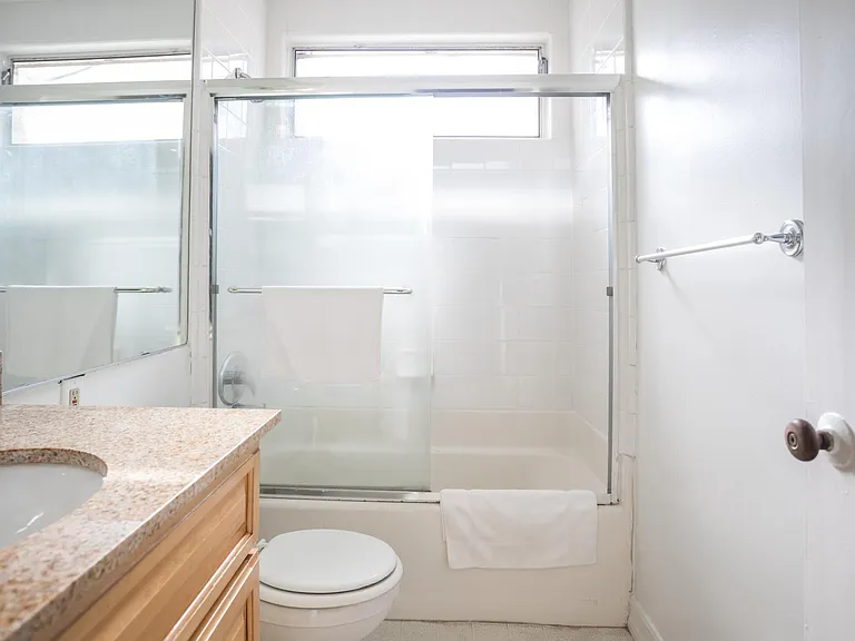 423 S Sherbourne Dr #4 — Photo 4