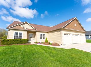 W276N402 Arrowhead Trl, Waukesha, WI 53188