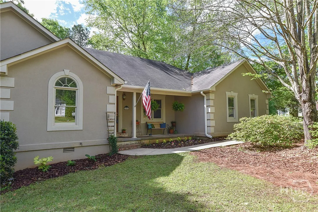 3 bed, 2.0 bath, 1525 sqft, $2,000 — Photo 2