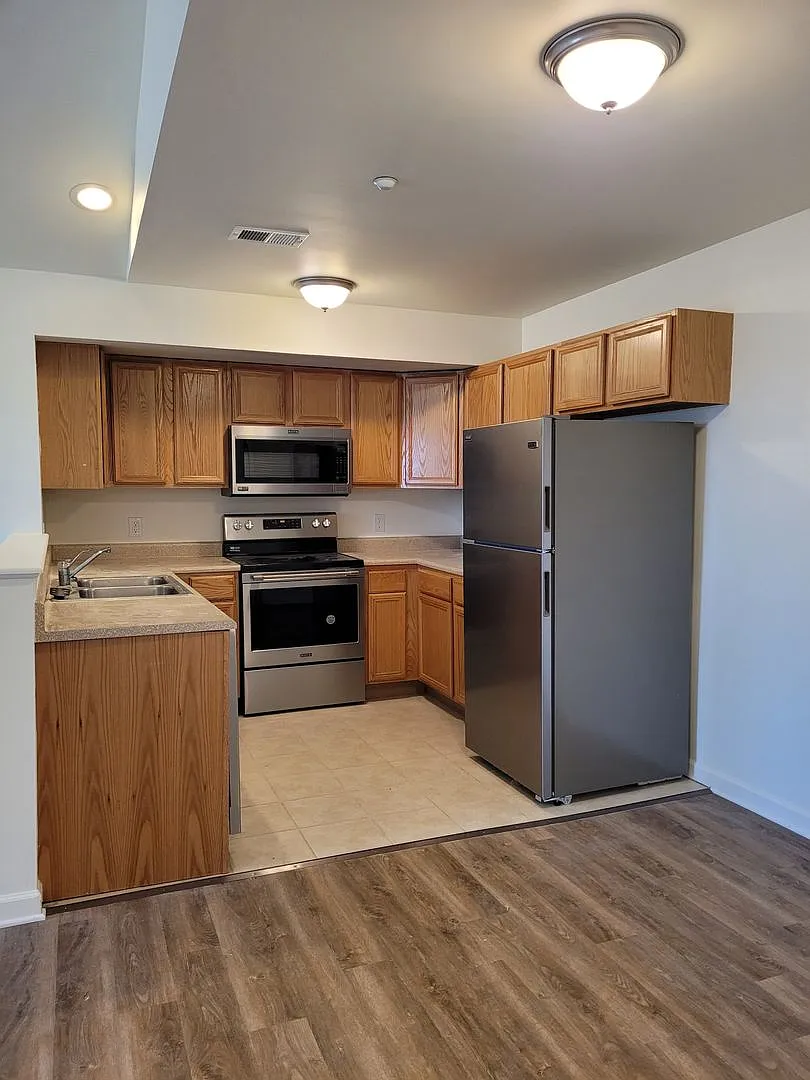 Building Photo - 670 Bassett Dr #3D