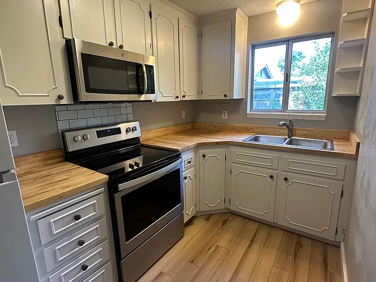624 S Lawrence Ave #B — Photo 1