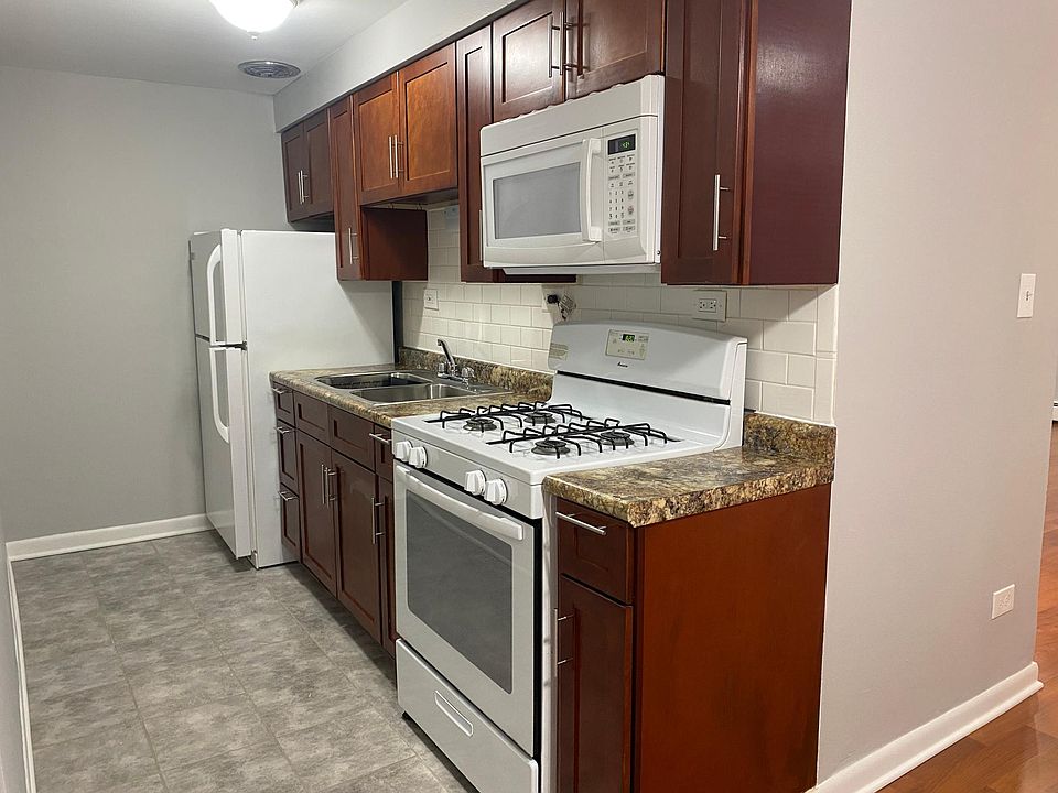 1st image of 3161 N Cambridge Ave APT 101