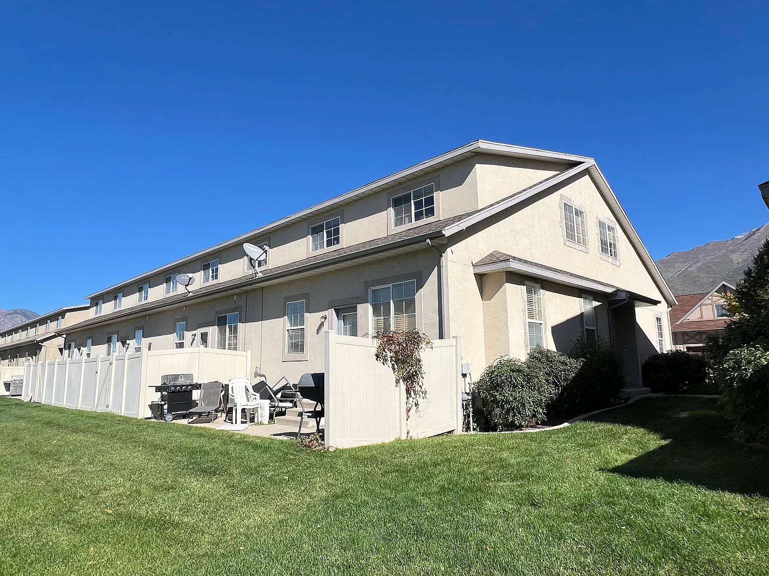 3 bed, 2.5 bath, 1725 sqft, $1,749 — Photo 4