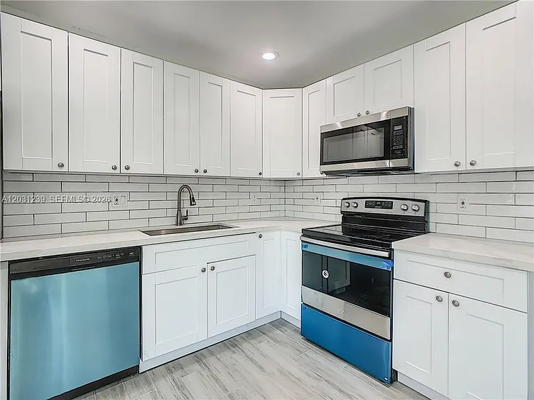 3921 SW 31st Dr — Photo 13