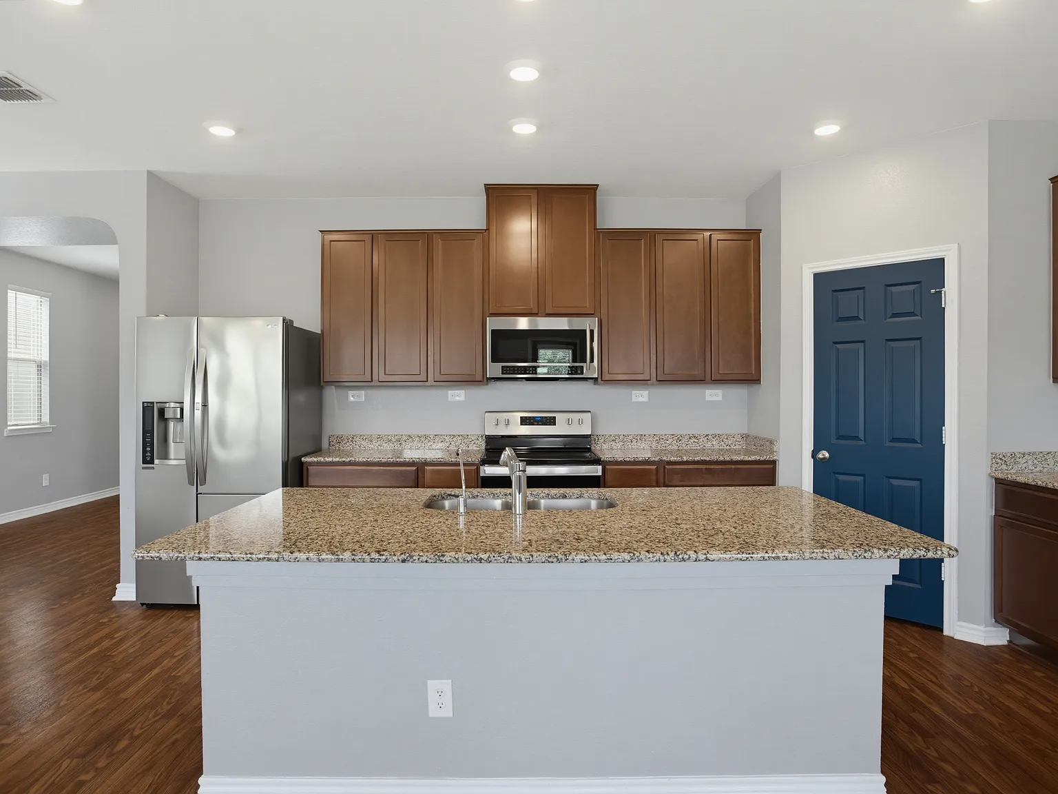 4 bed, 2.5 bath, 2743 sqft, $1,925 — Photo 4