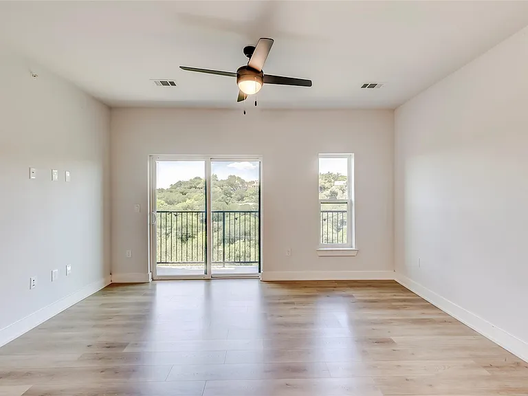 2500 Longview St #402 — Photo 3