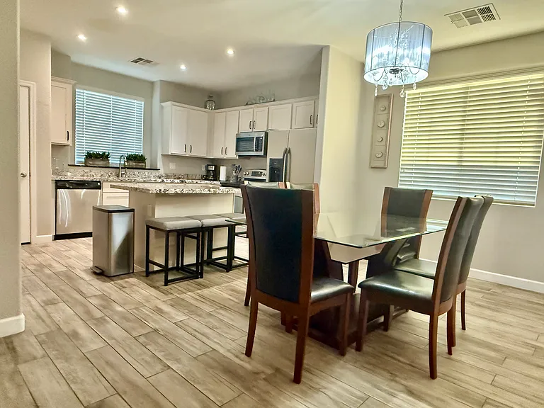 KITCHEN/DINING AREA