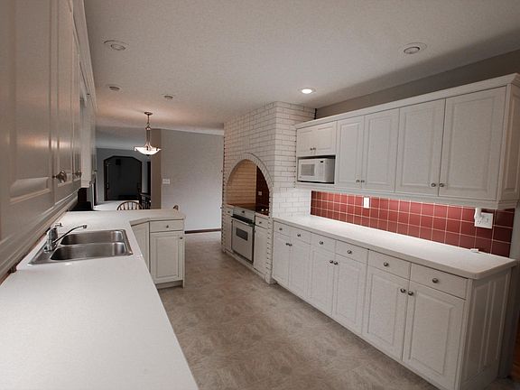 4th image of 1805 Red Oak Dr NE