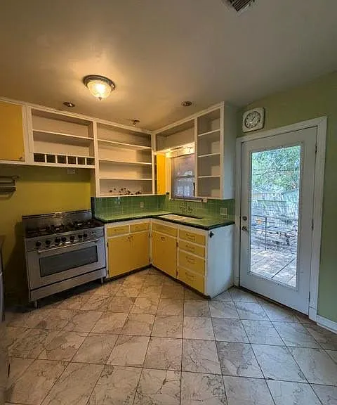 1306 Delano St — Photo 12