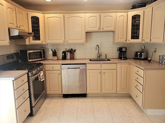 4th image of 30 Moulton Cir