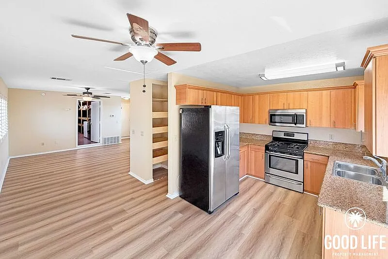 4 bed, 2.5 bath, 1394 sqft, $4,000 — Photo 4
