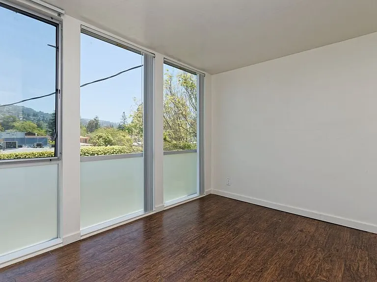 2828 College Ave — Photo 47