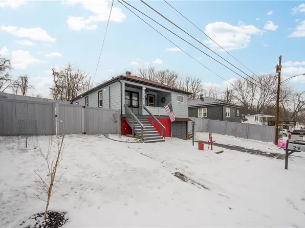 29 Maple St, Eighty Four, PA 15330