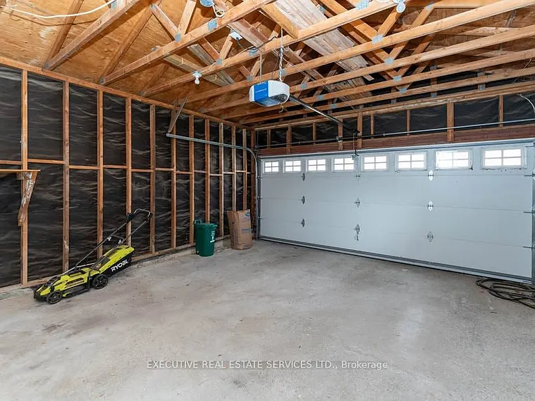 11 Upland Dr #UPPER — Photo 34