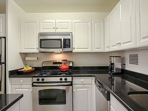 3rd image of 230 E 79th St APT 3C