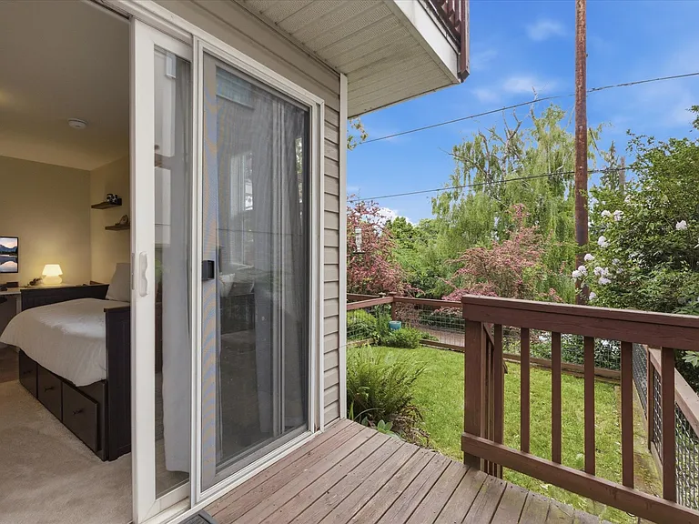4033A Whitman Ave N — Photo 32