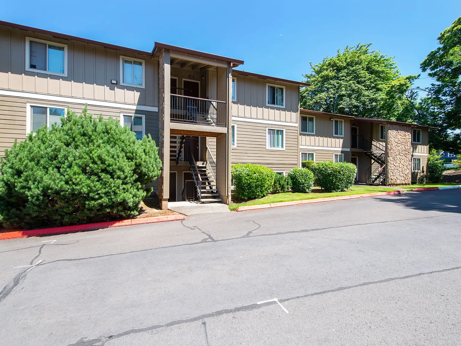 Chelan Apartments — Photo 1